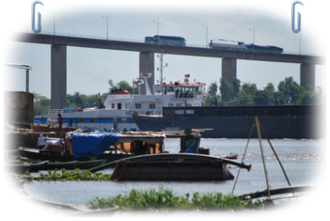 Brücke mit LKW Frachtschiff